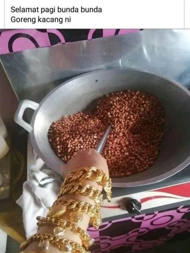 Mau goreng kacang aja pakai gelangnya banyak banget deh.. Antara mau pamer masakan atau pamer toko emas di tangan ini sih.. Foto: 1cak.com