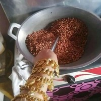 Mau goreng kacang aja pakai gelangnya banyak banget deh.. Antara mau pamer masakan atau pamer toko emas di tangan ini sih.. Foto: 1cak.com