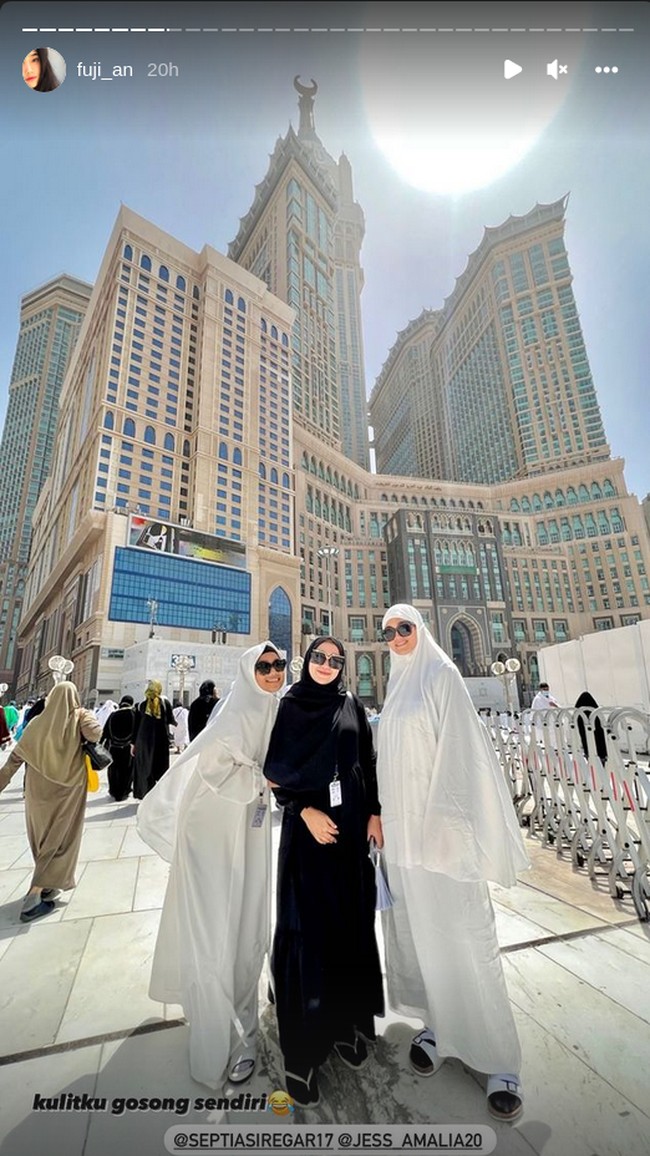 Penampilan Fuji berhijab syari ini langsung mendapatkan pujian dari warganet. Ada yang berdoa agar Fuji tetap berhijab. MasyaAllah cantik uty❤️❤️, puji @desiya_ayu06. MasyaAllah tabarakallah cantiknya uti kalau berhijab @fuji_an semoga pas balik ke Tanah Air uti @fuji_an tetap berhijab seperti ini Aamiin, doa akun @shafasalsabila.a29. Semoga abis umrah hijabnya tetap dipakai ya neng, saut akun @dinariskaembundiatii. Foto: Dok. Instagram @fuji_an.