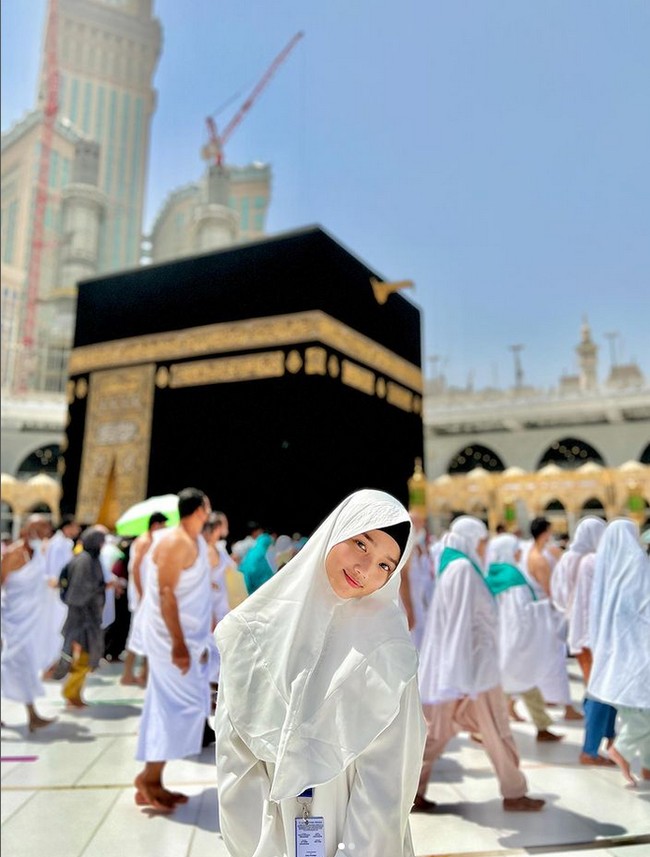 Fuji mengungkapkan rasa syukur diberikan kesempatan untuk berangkat ke Tanah Suci. Alhamdulillah masih dikasih kesempatan buat kesini❤️, tulis akun @fuji_an.  Fuji berangkat umrah karena diajak pengusaha jual beli ponsel, Putra Siregar. Foto: Dok. Instagram @fuji_an.