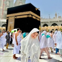 Fuji mengungkapkan rasa syukur diberikan kesempatan untuk berangkat ke Tanah Suci. Alhamdulillah masih dikasih kesempatan buat kesini❤️, tulis akun @fuji_an.  Fuji berangkat umrah karena diajak pengusaha jual beli ponsel, Putra Siregar. Foto: Dok. Instagram @fuji_an.