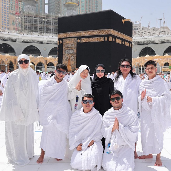 Selain ada Thariq, Fuji bersama selebgram lainnya seperti Keanuagl, Fadil Jaidi, Dilla Jaidi dan ada Syakir Daulay dan ustaz Ahmad Alhabsyi. Sang ayah, Haji Faisal dijadwalkan pergi bersama, naum karena ada keperluan sehingga slotnya diganti oleh pengasuh Gala, Ida Wida. Foto: Dok. Instagram @fuji_an.