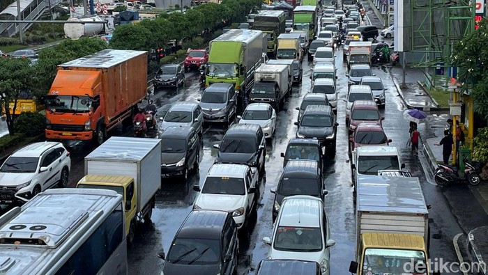 Hujan deras disertai angin kencang melanda sebagian wilayah kota Bekasi. Sejumlah pohon pun tumbang hingga sebabkan kemacetan di Jalan Ahmad Yani, kota Bekasi.