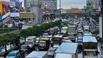 Jalan Ahmad Yani Kota Bekasi Macet Imbas Pohon Tumbang
