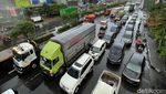 Jalan Ahmad Yani Kota Bekasi Macet Imbas Pohon Tumbang