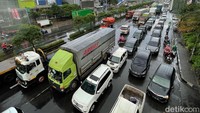 Diketahui, kemacetan terjadi imbas sejumlah pohon tumbang di Jalan Ahmad Yani, kota Bekasi.