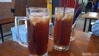 Untuk minumnya, Good People Steakhouse menawarkan berbagai pilihan. Bahan ada lychee dan peach tea yang bisa diisi ulang sesukanya dengan hanya membayar Rp 12 ribu saja. Foto: detikcom/Diah Afrilian