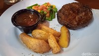 Salah satu menu yang detikfood cicipi adalah wagyu tenderloin dengan tingkat kematangan medium. Untuk menu yang satu ini kami memilih mushroom sauce sebagai pelengkapnya. Foto: detikcom/Diah Afrilian