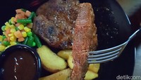 Sedangkan untuk kematangan weel done yang dipesan pada sirloin wagyu tidak sembarangan dimasak. Walaupun well done berarti snagat matang tetapi kelembutan dan juicy sirloin waguynya masih begitu terjaga. Foto: detikcom/Diah Afrilian