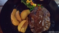 Sedangkan untuk menu sirloin wagyu steaknya kami pasangkan dengan saus black pepper yang benar-benar terasa lada hitamnya. Kedua saus ini terasa snagat pas ketika dipasnagkan dengan tingkat kematangan yang dipesan. Foto: detikcom/Diah Afrilian