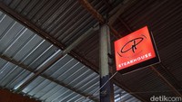Nyempil di foodcourt, ada tempat makan steak yang menawarkan steak lezat dengan harga terjangkau. Bernama Good People Steakhouse, lokasinya berada di Pusat Kuliner Masjid Al Muttaqin, Pandu Raya, Bogor. Foto: detikcom/Diah Afrilian