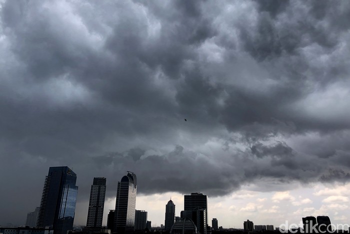 Gulungan Awan Hitam Terlihat di Langit Jakarta Sebelum Hujan Deras ulungan awan hitam terlihat di atas langit Jakarta, Rabu (23/3/2022). Pemandangan ini terlihat sebelum hujan deras di kawasan Jakarta Selatan.