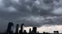 Gulungan awan hitam berada di atas kawasan MT Haryono, Tebet, Jakarta Selatan, Rabu (23/3/2022).