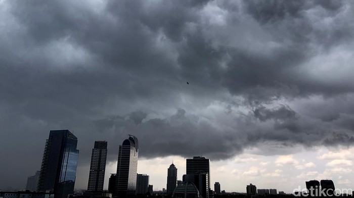 ulungan awan hitam terlihat di atas langit Jakarta, Rabu (23/3/2022). Pemandangan ini terlihat sebelum hujan deras di kawasan Jakarta Selatan.