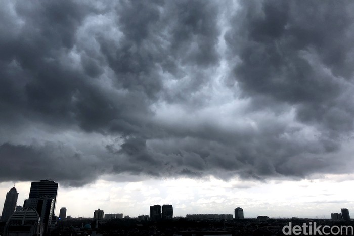 ulungan awan hitam terlihat di atas langit Jakarta, Rabu (23/3/2022). Pemandangan ini terlihat sebelum hujan deras di kawasan Jakarta Selatan.