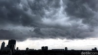 Gulungan awan hitam terlihat solid di atas kawasan MT Haryono, Tebet, Jakarta Selatan, Rabu (23/3/2022).