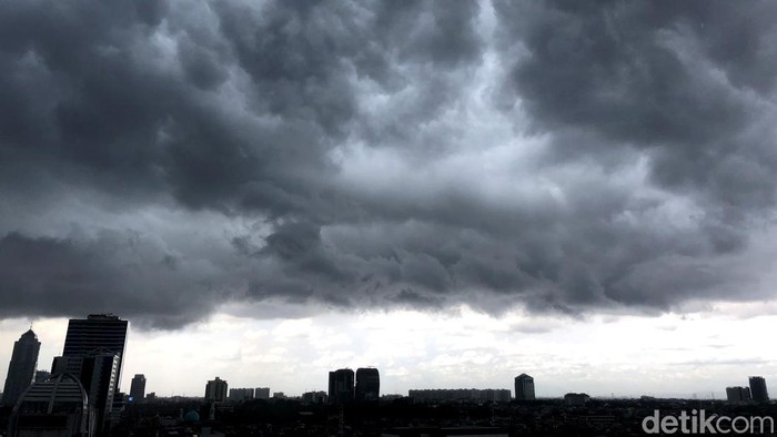 ulungan awan hitam terlihat di atas langit Jakarta, Rabu (23/3/2022). Pemandangan ini terlihat sebelum hujan deras di kawasan Jakarta Selatan.