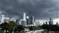 Awan hujan yang berombak ini terlihat rendah, di kawasan Gatot Subrota, Kuningan hingga MT Haryono, Jakarta, Rabu (23/3/2022).