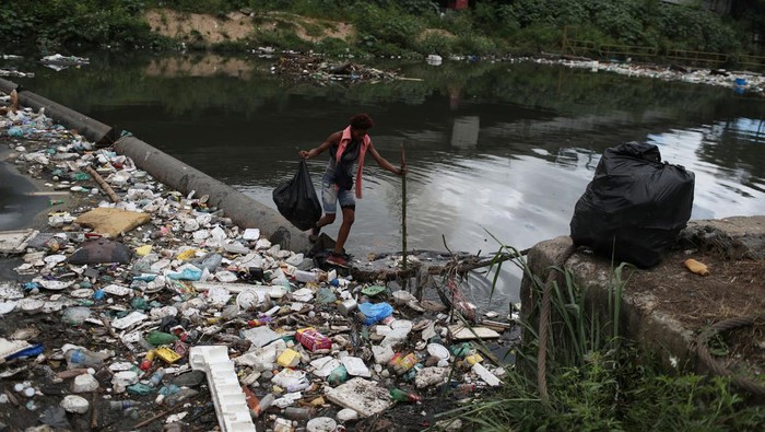 Air kian berada di bawah ancaman akibat sejumlah faktor, salah satunya ulah manusia membuang sampah di sungai. Seperti halnya di Sungai Arroio Fundo, Brasil ini
