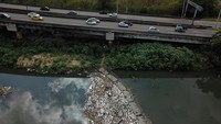Sampah ini mengancam kehidupan hewan di sungai maupun kebersihan air itu sendiri. Di sisi lain, manusia sangat bergantung pada air bersih.