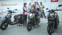 Pembeli mencoba motor New Honda Genio di Astra Motor Center, Jakarta, Rabu (23/3/2022). Honda Genio terbaru punya tampilan yang lebih segar. Ubahan pada desain cover dan fender depan menghadirkan bentuk 3 dimensi yang dilengkapi dengan garis berkarakter dan ekspresi tajam dan kuat.