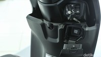 Ubahan baru lainnya di Honda Genio adalah fitur power charger untuk mengisi ulang baterai gadget yang kini diletakkan di bagian rak depan. Sisi keamanan, New Honda Genio ditunjang dengan fitur secure key shutter, dilengkapi tombol pembuka jok yang praktis. Parking Brake lock, sistem pengereman combi brake, dan side stand switch.