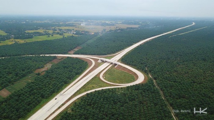 Pembangunan Jalan Tol Trans Sumatera terus dilakukan. Salah satunya proyek Jalan Tol Kuala Tanjung - Tebing Tinggi - Parapat sepanjang 143,5 km yang merupakan ruas jalan tol terpanjang di Provinsi Sumatera Utara, Rabu, 23/2/2022.