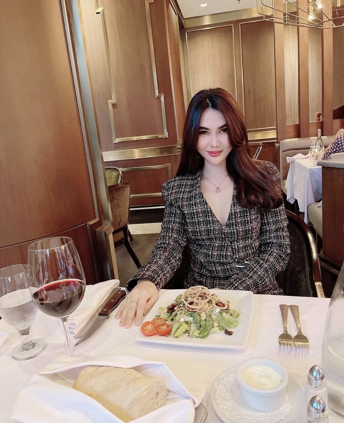 Ini Kar Katherine, Model Cantik Penggemar Steak yang Disebut βBini Mudaβ Hotman Paris Ini Kar Katherine, Model Cantik Penggemar Steak yang Disebut βBini Mudaβ Hotman Paris