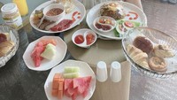Sarapan di hotel, pilihan menu sarapan Kar cukup beragam. Mulai dari aneka pastry, buah segar, nasi goreng, dan English Breakfast. Foto: Instagram @kar_katherine
