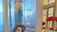  Selain suka makan steak, Kar juga suka makan malam mewah di berbagai restoran mewah. Kar tampak elegan, tak heran ia diisukan dekat dengan Hotman Paris.  Foto: Instagram @kar_katherine