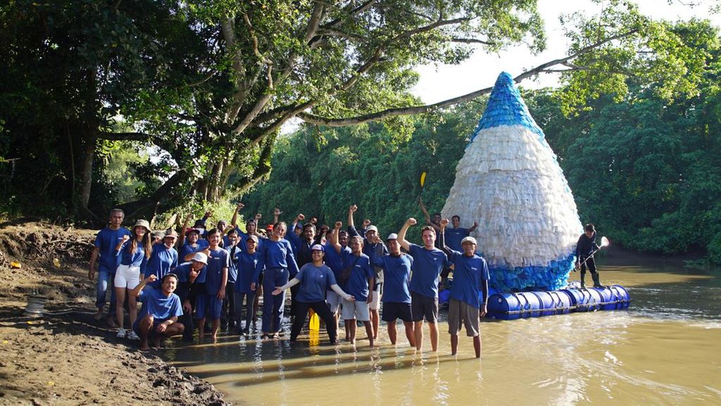 Kritik Pencemaran, LSM di Bali Bikin Instalasi Tetesan Air Raksasa dari Plastik