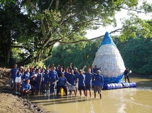 Kritik Pencemaran, LSM di Bali Bikin Instalasi Tetesan Air Raksasa dari Plastik