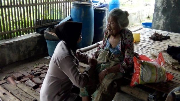 Kanit Binmas Polsek Muaragembong, Aipda Rohimah.