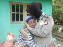 Aipda Rohimah Berdedikasi Bantu Kaum Jompo dengan Geserin