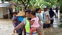 Di pojok utara Bekasi, ada Aipda Rohimah yang berjuang membantu kaum jompo kurang beruntung. Dia menggulirkan program Geserin. Geserin adalah singkatan dari Gerakan Seribu Koin. Program itu digulirkan Aipda Rohimah selaku Kepala Unit Pembinaan Masyarakat (Kanit Binmas) Polsek Muara Gembong. Kini, Aipda Rohimah menjadi salah satu kandidat penerima Hoegeng Awards 2022, kategori Polisi Berdedikasi. (Foto: dok. istimewa)