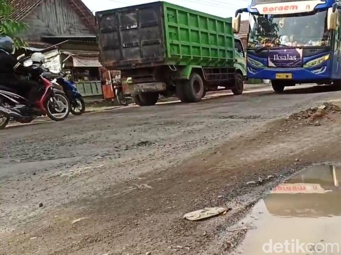Jalan alternatif Semarang-Surabaya di Kecamatan Ngawen-Kunduran, rusak parah.