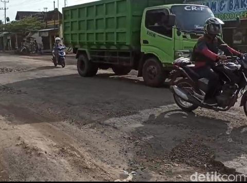 Jalan alternatif Semarang-Surabaya di Kecamatan Ngawen-Kunduran, rusak parah.