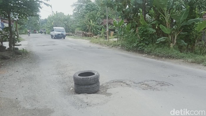 Jalan Bayat-Cawas di Kecamatan Bayat, Klaten, banyak lubang, Rabu (23/3/2022).