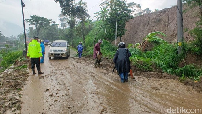 Jalan Solo-Selo-Borobudur di Cepogo, Boyolali, terdampak tanah longsor, Rabu (23/3/2022).