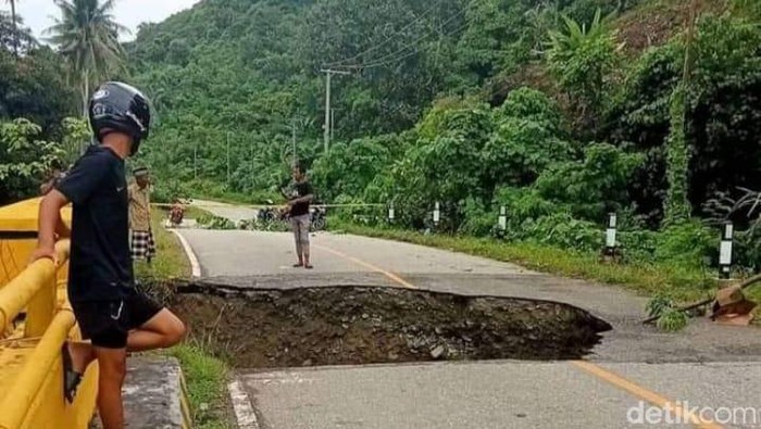 Jalan Trans Sulawesi amblas di Kolaka Utara