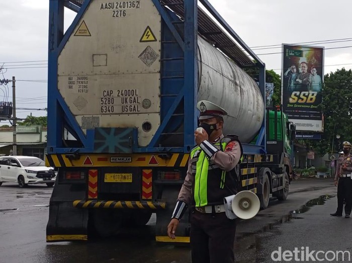 Jalur Pantura macet parah, begini penampakannya di Tugu Adipura Rembang, Rabu (23/3/2022) sekitar pukul 15.00 WIB.
