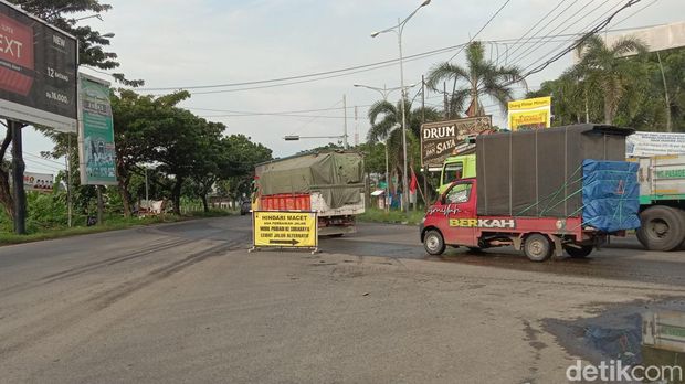 Jalur Pantura Pati-Rembang macet, mobil kecil disarankan lewat jalan alternatif, Rabu (23/3/2022).