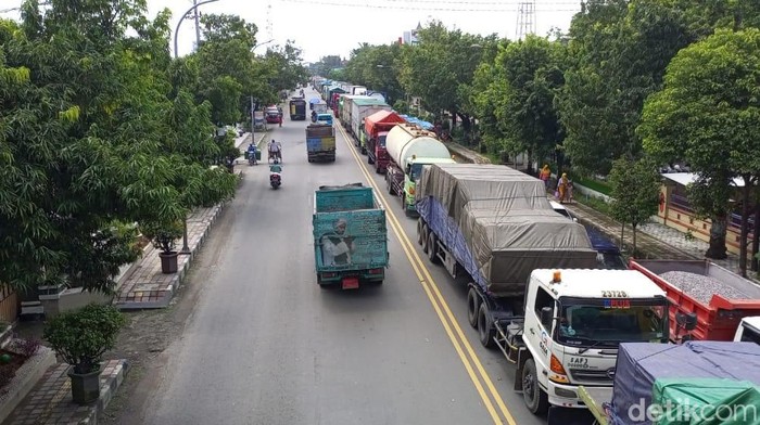 Kemacetan panjang di Jalur Pantura karena pembetonan jalan.