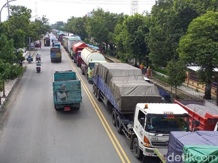 Kemacetan panjang di Jalur Pantura karena pembetonan jalan.