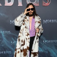 Menghadiri acara screening Morbius di Paris, Prancis, Selasa (22/3/2022), pemeran Dr. Michael Morbius ini berbalut atasan lavender bergaya retro dengan bukaan yang mengekspos area dadanya. Baju tersebut lalu dibungkus dengan coat bulu bermotif kulit sapi. (Foto: Getty Images/Pascal Le Segretain)