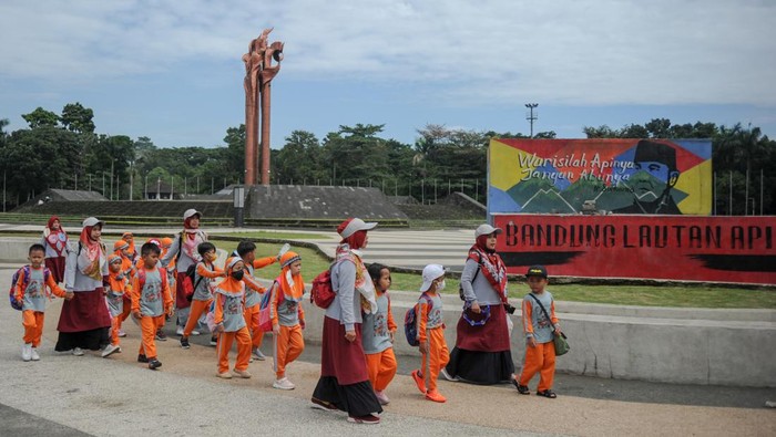 Jejak Peristiwa 76 Tahun Bandung Lautan Api di Taman Tegallega Foto udara Monumen Bandung Lautan Api di Tegallega, Bandung, Jawa Barat, Rabu (23/3/2022). Setiap tanggal 23 Maret warga Kota Bandung memperingati peristiwa Bandung Lautan Api yang terjadi pada tahun 1946 sebagai peristiwa yang bersejarah. ANTARA FOTO/Raisan Al Farisi/YU