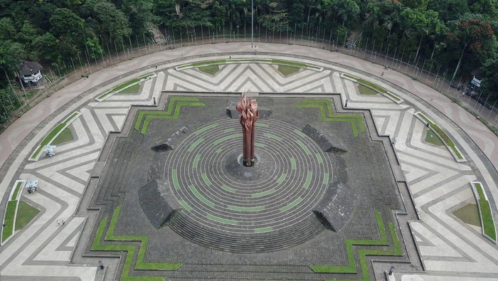 Jejak Peristiwa 76 Tahun Bandung Lautan Api di Taman Tegallega Foto udara Monumen Bandung Lautan Api di Tegallega, Bandung, Jawa Barat, Rabu (23/3/2022). Setiap tanggal 23 Maret warga Kota Bandung memperingati peristiwa Bandung Lautan Api yang terjadi pada tahun 1946 sebagai peristiwa yang bersejarah. ANTARA FOTO/Raisan Al Farisi/YU