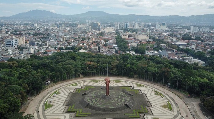 Foto udara Monumen Bandung Lautan Api di Tegallega, Bandung, Jawa Barat, Rabu (23/3/2022). Setiap tanggal 23 Maret warga Kota Bandung memperingati peristiwa Bandung Lautan Api yang terjadi pada tahun 1946 sebagai peristiwa yang bersejarah. ANTARA FOTO/Raisan Al Farisi/YU