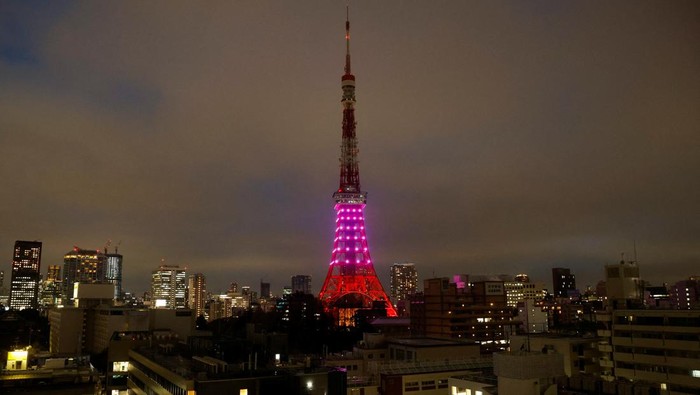 Jepang Krisis Listrik, Lampu di Tokyo Tower Cuma Menyala Sebagian Jepang mengalami kekurangan pasokan listrik imbas terdampak gempa beberapa waktu lalu. Akibatnya lampu di Tokyo Tower hanya menyala sebagian demi hemat listrik.