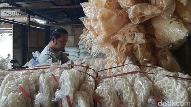 Jerit Perajin Kerupuk Surabaya Tatkala Minyak Goreng Curah Langka